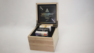 Odyssey Genesys Collector's Box by Sergio Roca 3 Poker Kartenspiele Seiten metallisiert in Holzetui limitiert