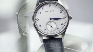 Watch (Gimmicks and Online Instructions) by PITATA MAGIC Uhr sagt gewählte Zeit vorais