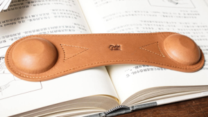 Leather Book Weight (Brown) by TCC Presents Lederbuchgewicht Lesezeichen braun
