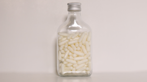 The Bottle (Ungimmicked Bottle and Pills only) by Adrian Vega Flasche mit Pillen