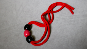 Nana's Necklace (Red) by Dean Dill Perlen durchdringen Band rote Version