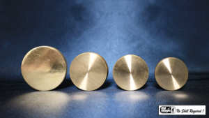 Nested Coin Box Brass (4) by Mr. Magic Münze erscheint in mehreren Metalldosen