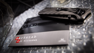 Backstab by Zak Mirzadeh (Online Instructions and Gimmick) Zuschauerkarte mit Taschenmesser finden