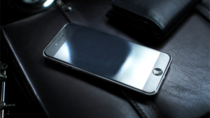 Chris Kenworthey and Mark Mason Present EYEPHONE by Alan Boyd Peek Hilfsmittel Smartphone