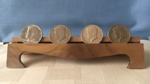 Coin Stand by Tony Karpinski Münzen auf Ständer verschwinden und wiedererscheinen lassen