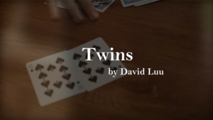 Twins by David Luu video DOWNLOAD Zuschauer steckt Karte über identischer Karte in Deck