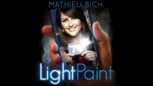 LightPaint by Mathieu Bich and Gentlemen's Magic gewählte Karte erscheint auf Handyfoto mit Zuschauer