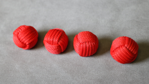 Monkey Fist Cups and Balls (4 Balls) by Leo Smetsters 4 rote Becherspiel-Bälle 27 mm