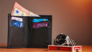 The Rebel Note Wallet (Gimmick and Online Instructions) by Secret Tannery Trick-Brieftasche mit zusätzl. Geldscheinfach