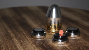 Bullet Three Shell Game by Leo Smetsers Becherspiel in Form einer Gewehrkugel