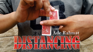 DISTANCING by Ade Rahmat video DOWNLOAD Gefaltete Karte bewegt sich in zwei getrennten Teilen