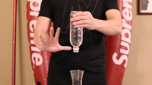 GLACIER by Taiwan Ben Flüssigkeit bleibt in umgedrehter geliehener Flasche