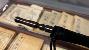 Wooden wand PRO (Standard Black) by Harry He & Bacon Magic Zauberstab Holz Schwarz 32 x 1 cm