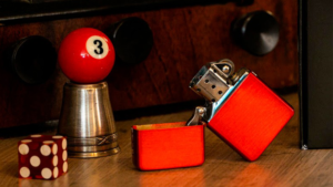 Ignite (Red) by Gentlemen's Magic & Urbain Feuerzeug erzeugt Feuerblitz rot