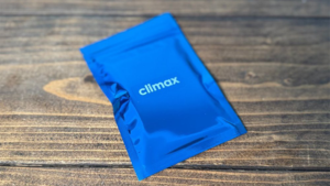 Climax by Luke Oseland loses Kondom verwandelt sich in verpacktes Kondom