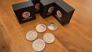 Expanded Shell Half Dollar (plus 4 Regular Coins) by Tango Magic Halbdollar Münzset erweiterte Shell