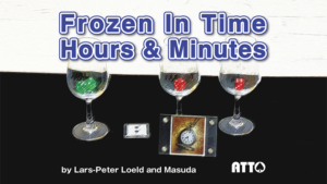 Frozen In Time Hours & Minutes  by Katsuya Masuda Bild einer Uhr zeigt gewürfelte Zahlen an