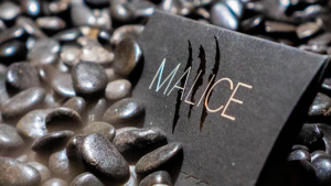 Malice by Xavior Spade Text oder Zeichnung erscheint auf Seite eines beliebigen Kartenspiels
